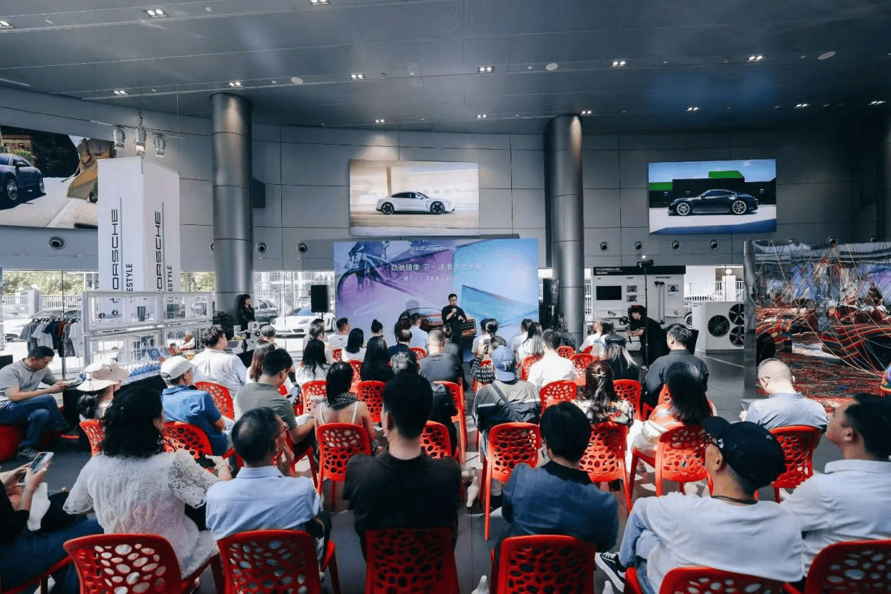 联手保时捷，深圳艺术家周艺文成都展出“羽·速潮流艺术展”