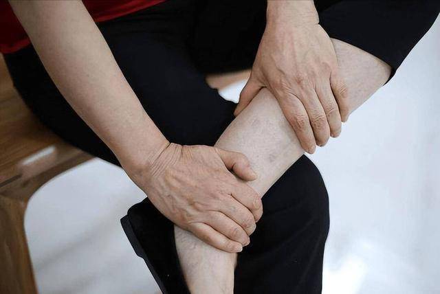 腿脚正在发出“血糖失控”的警报！这5个表现，出现一个就要当心