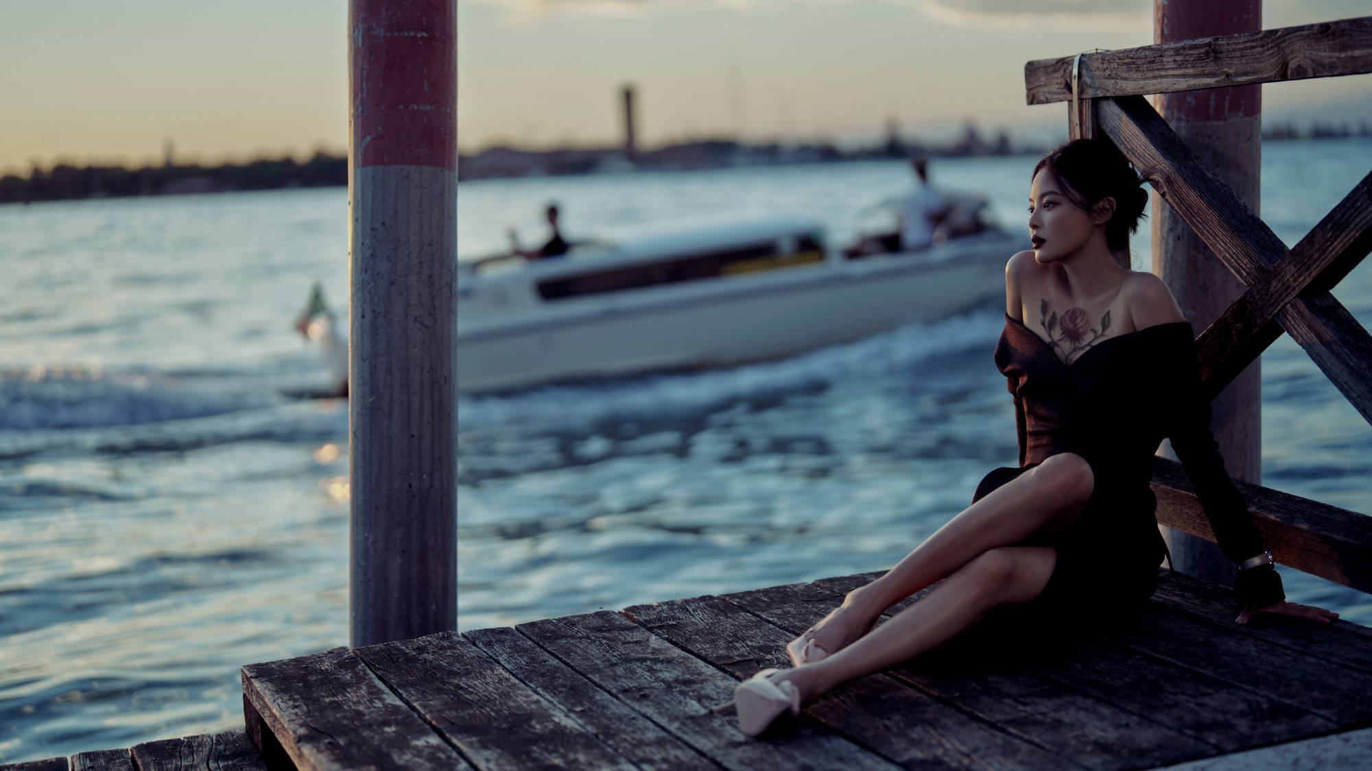 辛芷蕾威尼斯电影节造型好性感！胸口玫瑰花纹吸睛