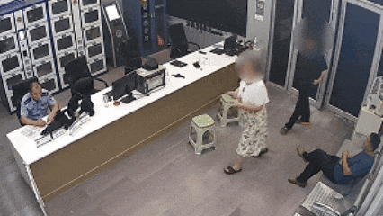 女子举着死机的手机冲进派出所，突然下跪……