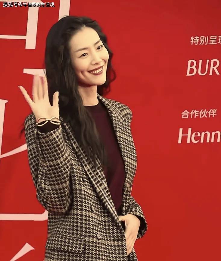 原创            刘雯井柏然牵手回酒店，和倪妮同框不怕尴尬，前任笑得很释然