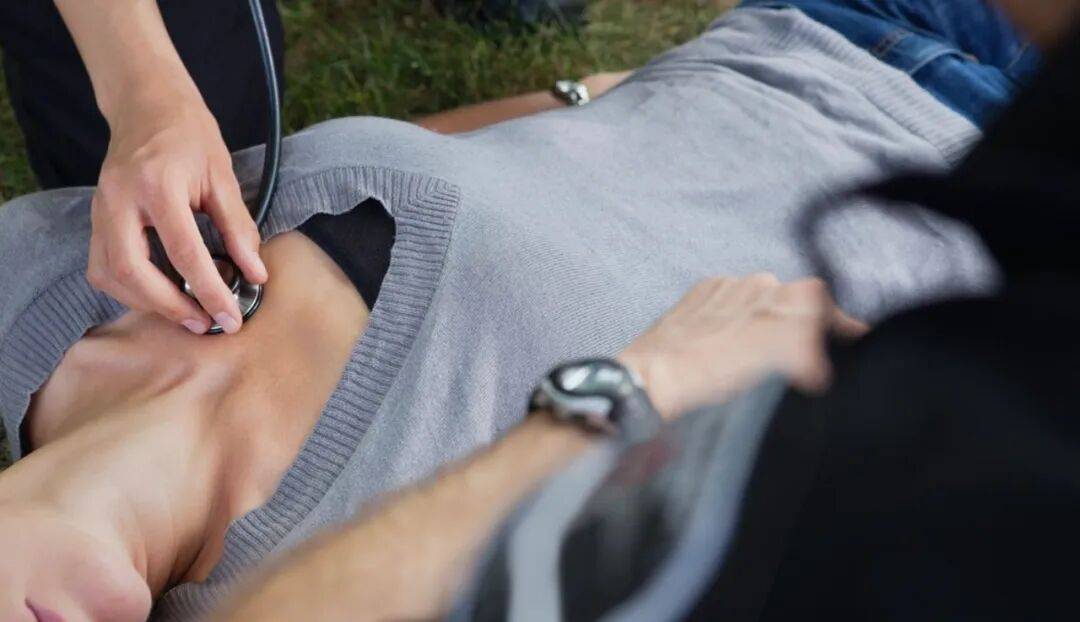 女子散步误踩氢氟酸身亡！致命“化骨水”竟可网购，烧伤救治专家发声