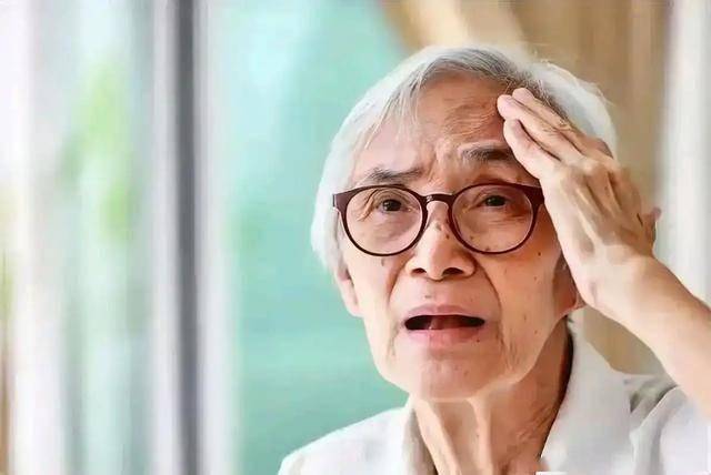老年痴呆的早期信号，不只是遗忘，若出现这4种行为，一定要警惕