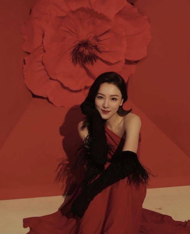 TVB清纯小花晒近况！穿性感礼服展现s曲线，婚后六年暂无造人计划