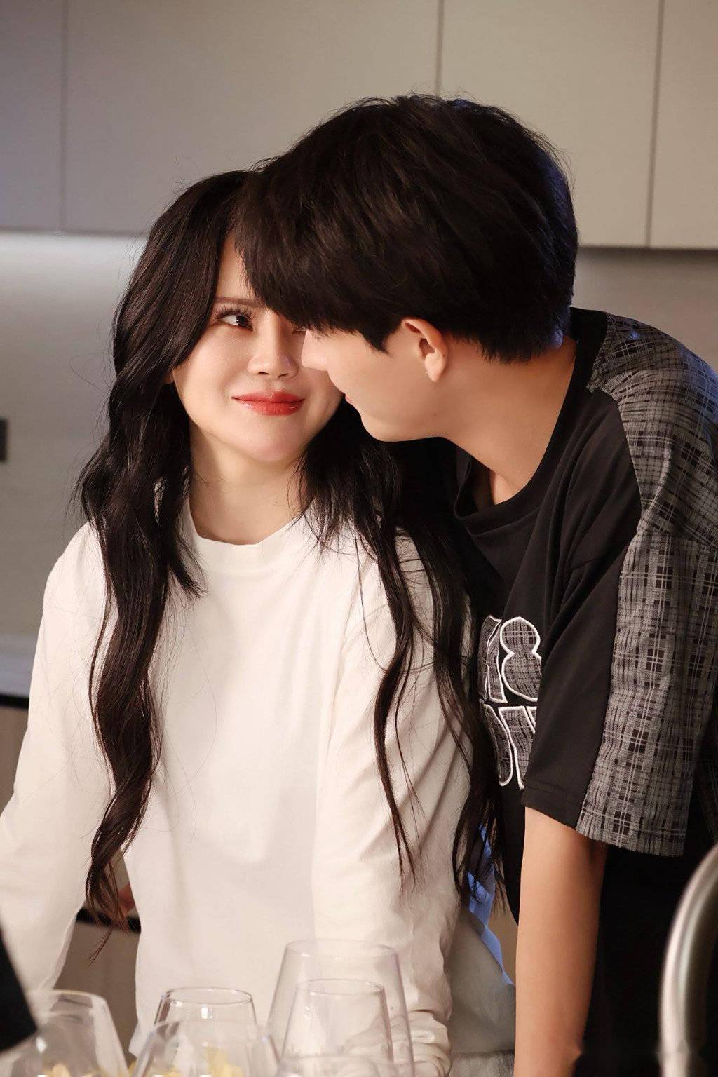 资本与鲜肉的交易：顶流小生李亚云被曝傍富婆！恩佩佩“包养”细节遭扒