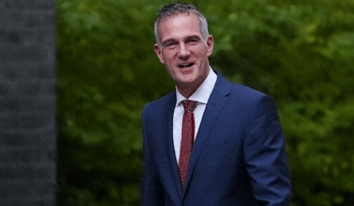 中英达成协议，美国罕见砸下17亿投资拉拢，英国发起威胁，不仅制裁中企，还过航台海