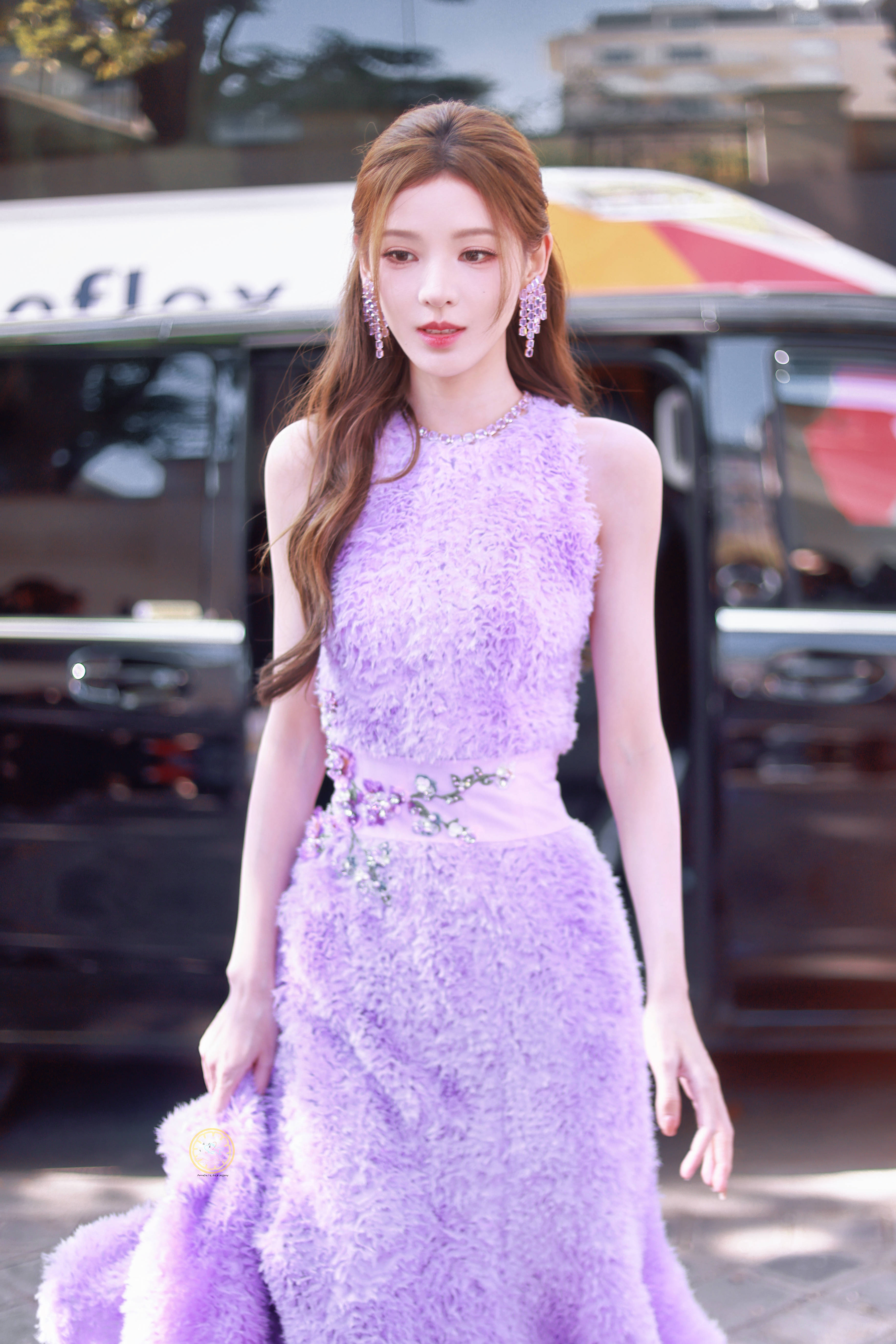 张予曦穿紫色礼裙亮相巴黎时装周 半扎发造型温柔优雅