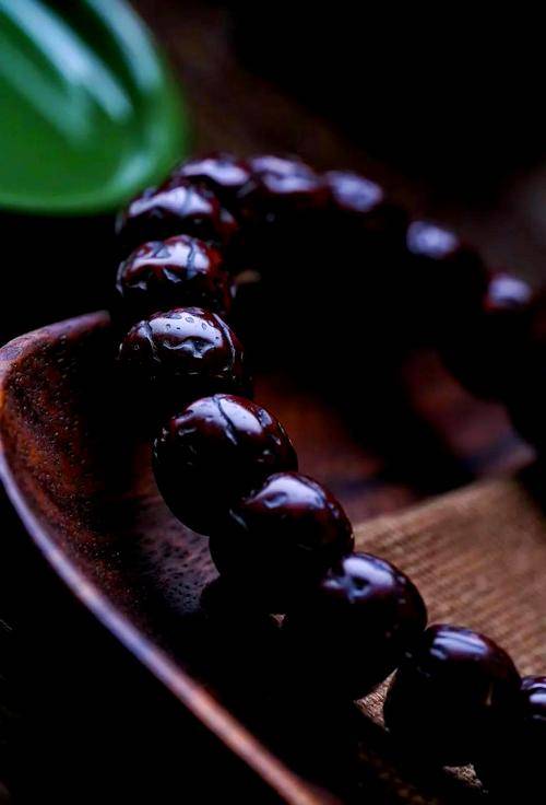 文玩手串不能再显摆了？喝酒不带串儿，戴串儿不喝酒！