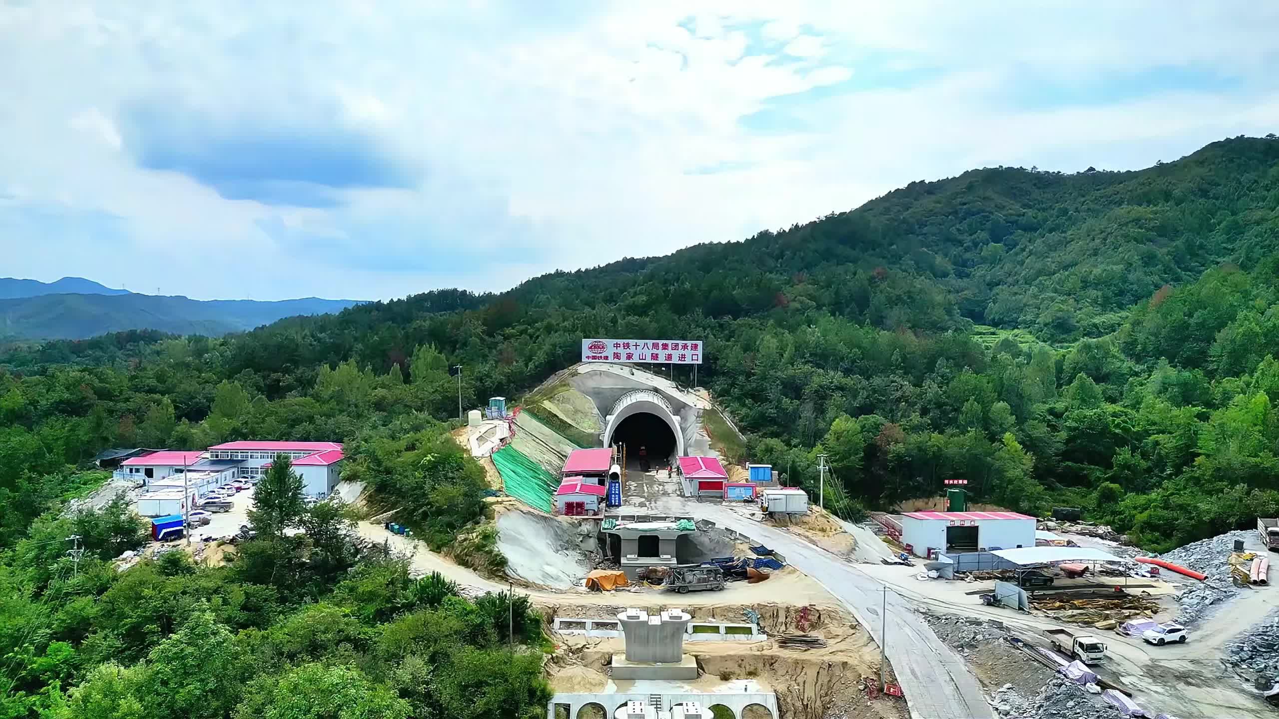 合武高铁首座隧道贯通