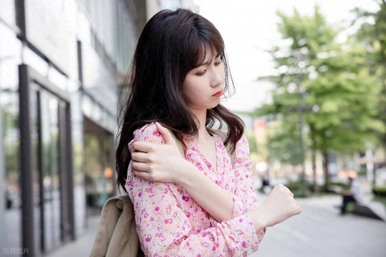 肩周炎疼到抬臂困难？别只顾吃药！4 种简单疗法，患者亲测有效