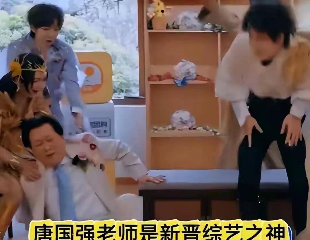 原创            73岁唐国强综艺装疯卖傻？别骂他掉价，看看他家里俩儿子就懂了！