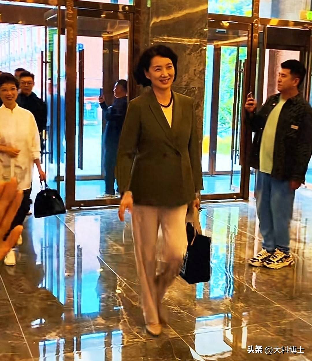 原创            央视一姐李修平被偶遇，62岁优雅从容，二婚丁克不内耗