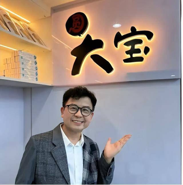 香港知名男星奋斗多年成“修脚大亨”，为患罕见病儿子什么活都接