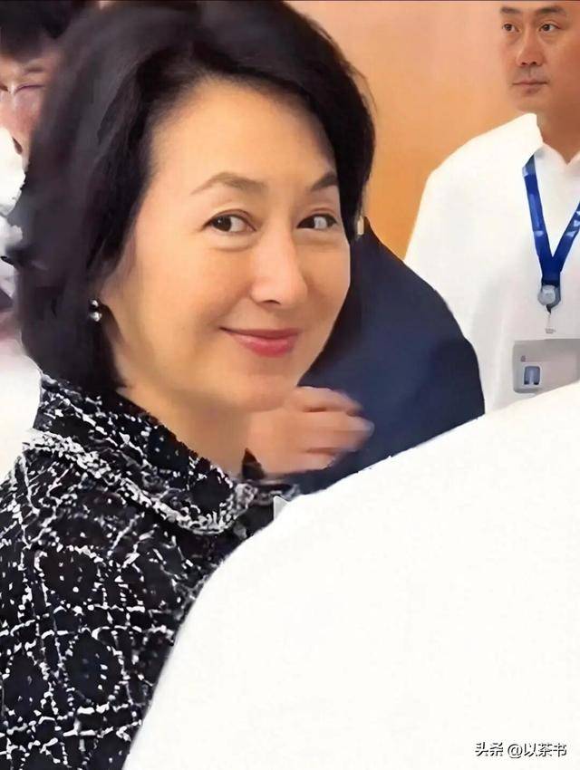 原创            曹德旺赌对了！何超琼现身福耀科技大，才明白各取所需打得好算盘