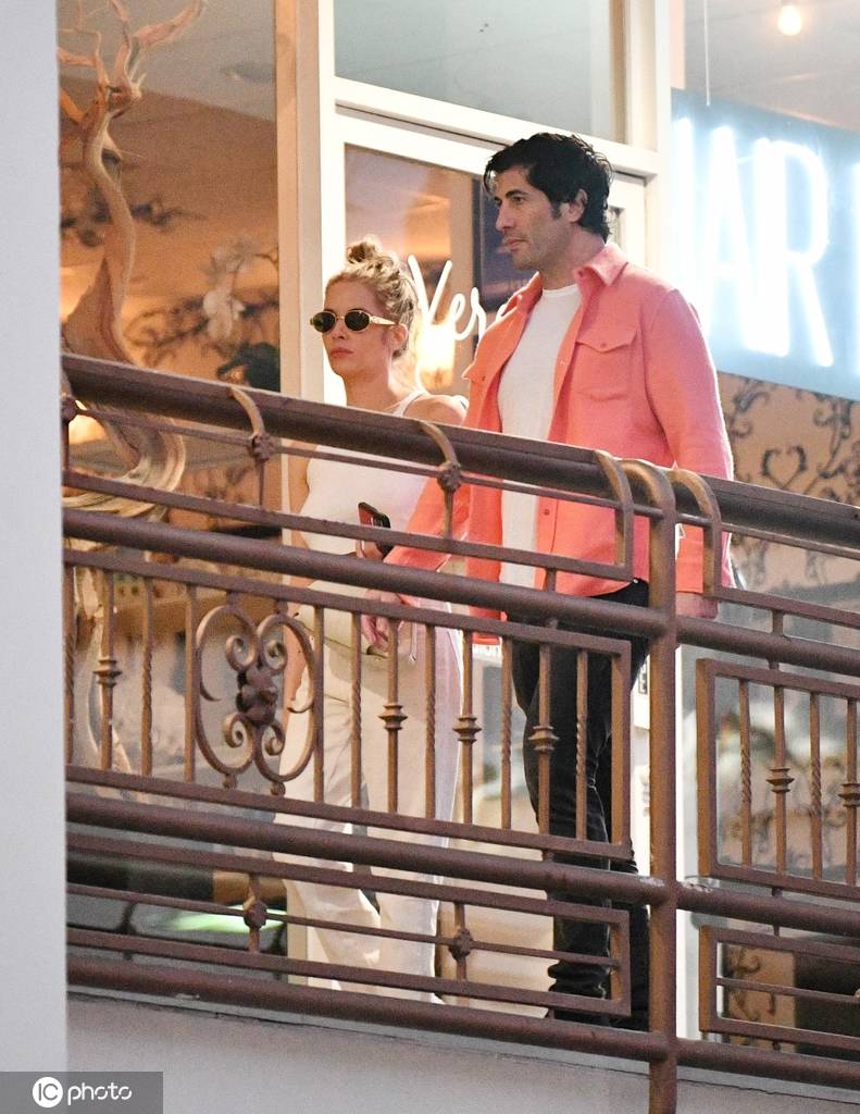 艾什莉·本森和丈夫外出用餐 露脐背心白色长裤清凉简约