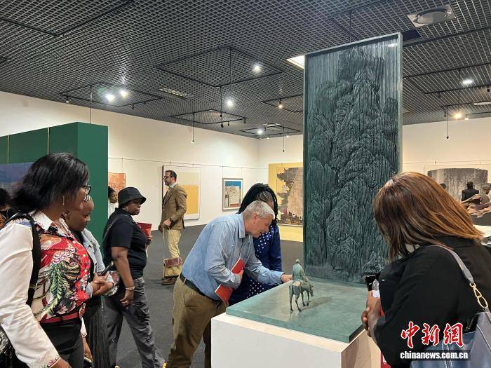 中国当代艺术展南非开幕 东方美学引发本土艺术家共鸣