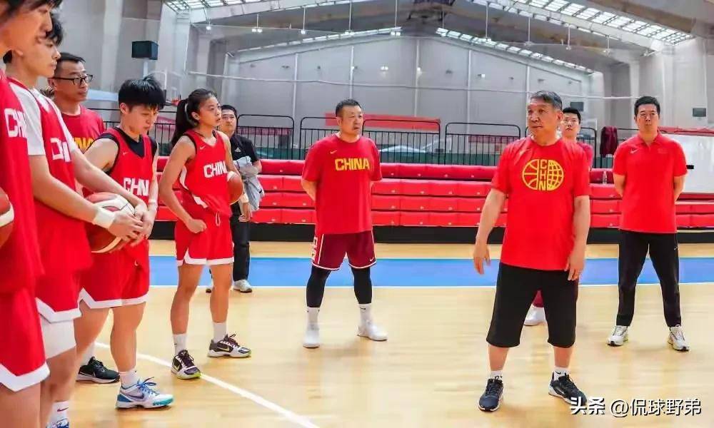 原创            新一届女篮集训上强度？宫鲁鸣教练再推万次投篮，2队员受伤离队