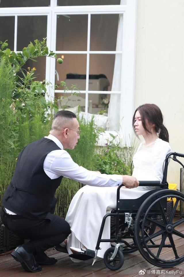 担心！TVB实力女星自曝弄伤眼角膜，因小事酿意外被自己蠢哭