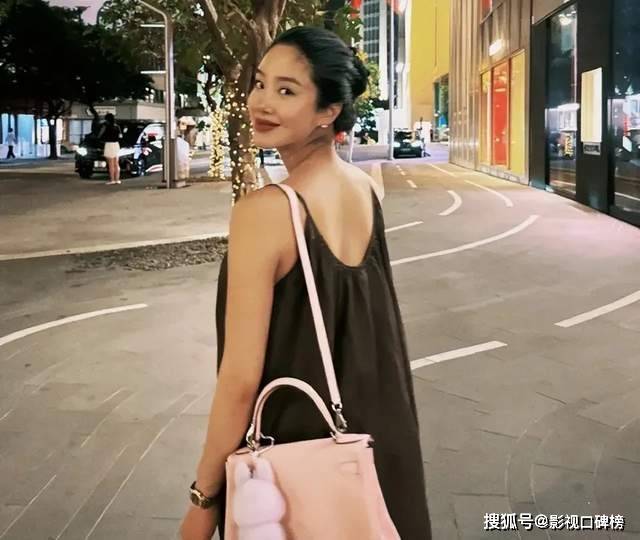 原创            杨采钰被质疑与高富帅没有领证，她曾晒豪宅，家里摆着多幅名画