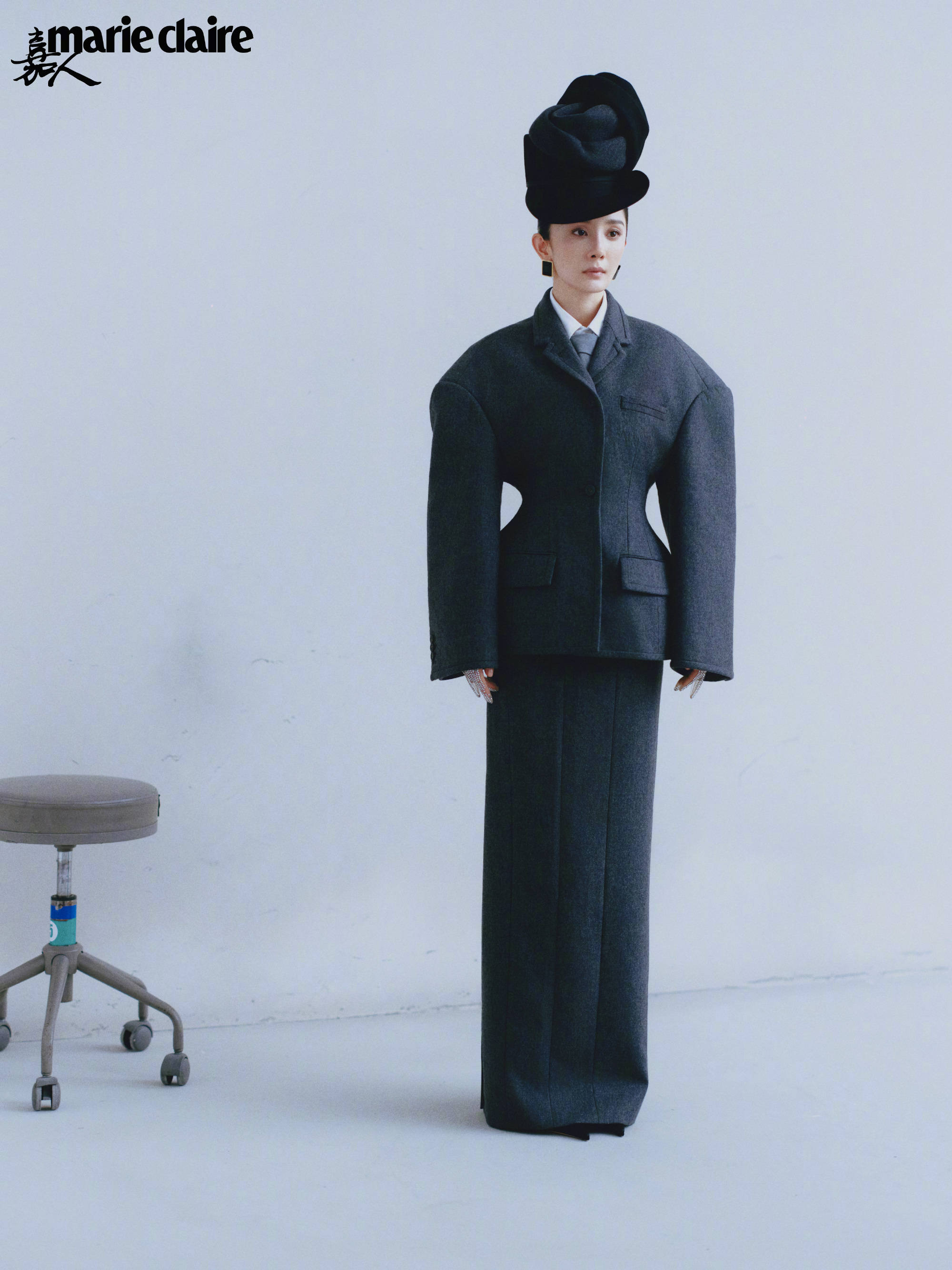 杨幂穿宽松西装霸气又迷人 随性将领带挂在肩上