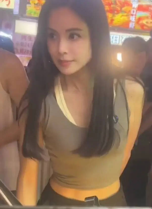 59岁李若彤现身长沙夜市边逛边吃 穿超短背心秀腹肌状态超好