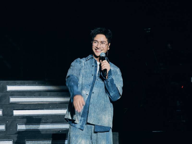 何晟铭告别“白月光”再唱《爱的供养》用实力回应白月光热议，谁的DNA动了？