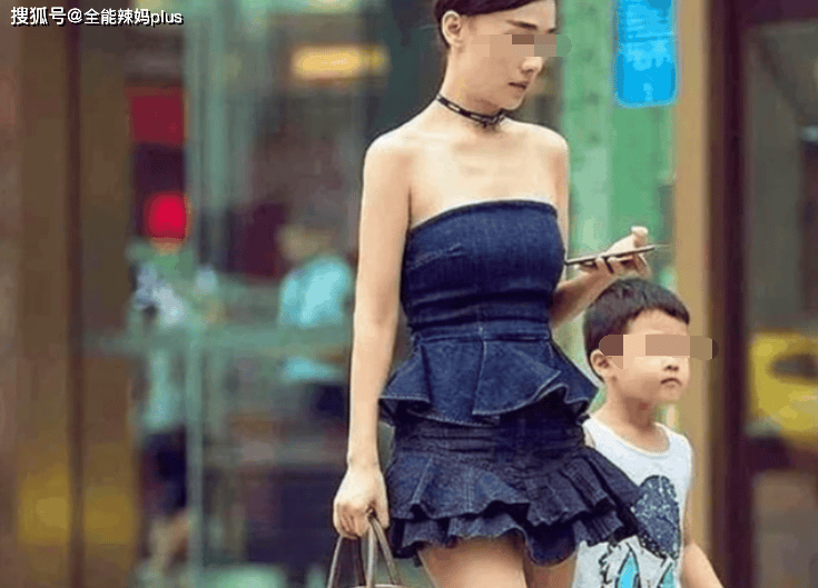 校门口怪圈走红：“睡衣妈”“旗袍妈”接娃“辣眼睛”，网友：自己方便害了娃