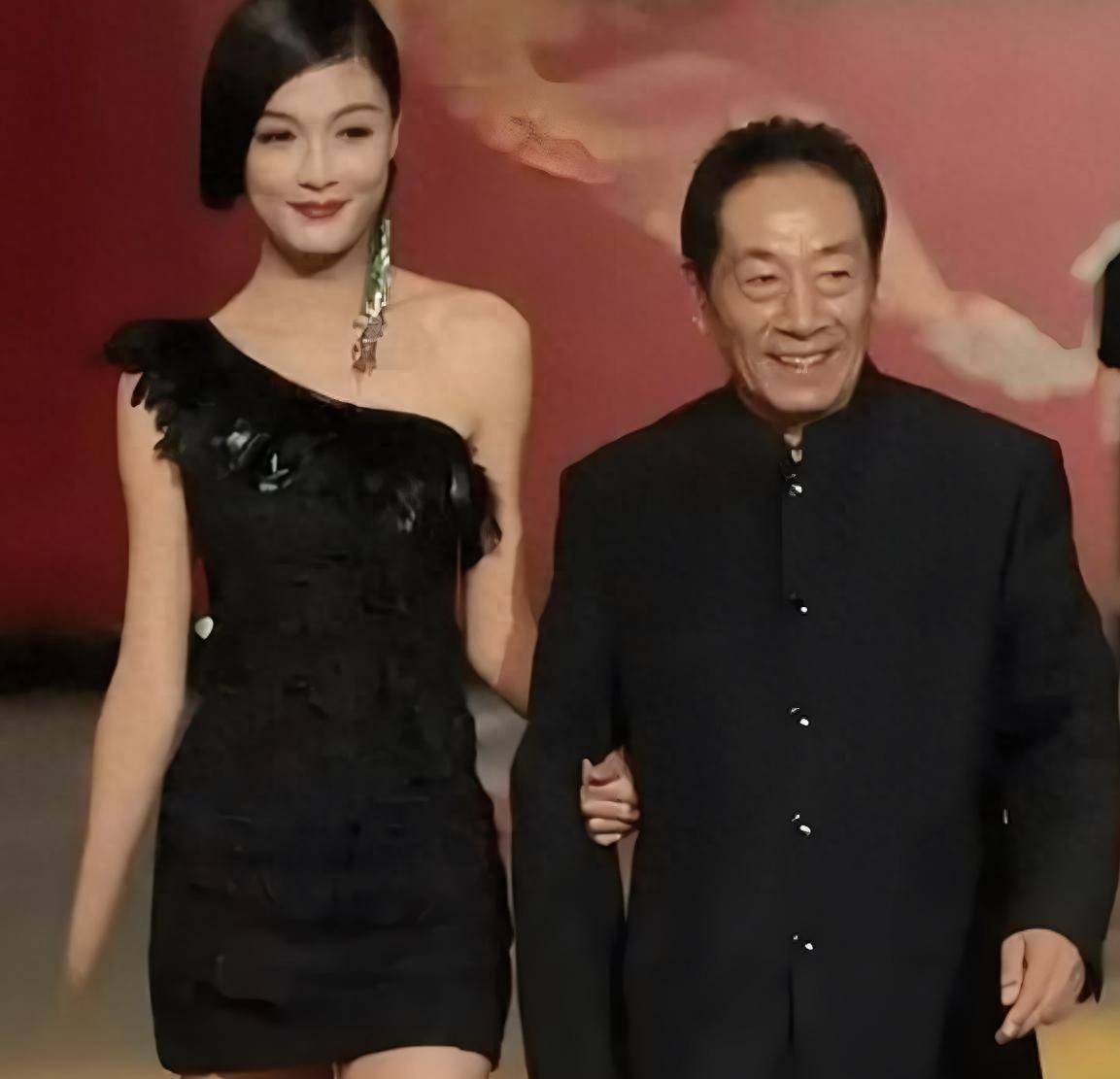 原创            不顾家人反对，执意嫁给68岁的王奎荣，惨遭群嘲的她如今怎样了