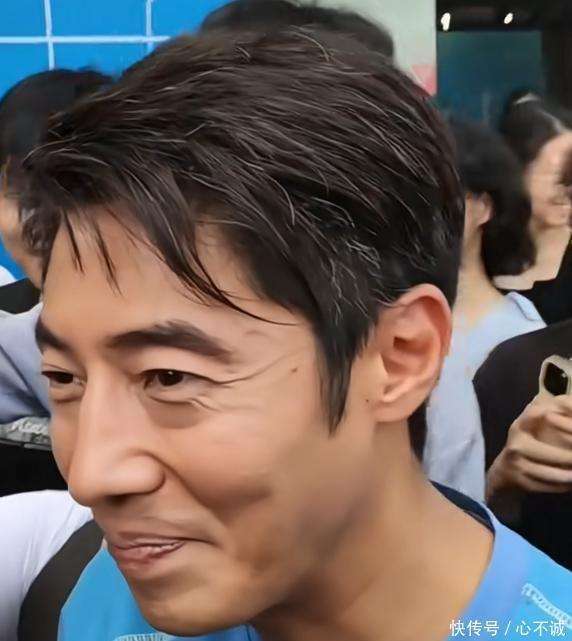 原创            撒贝宁现身深圳，头发斑白，满脸沧桑变化大，和粉丝合影来者不拒