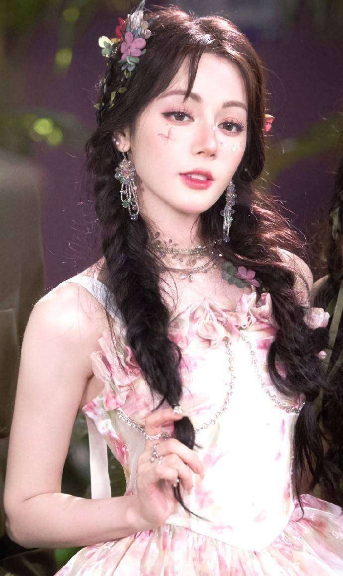 原创            “迪丽热巴聂九罗上线”热搜闹剧：粉丝大惊小怪，宣传手段罢了