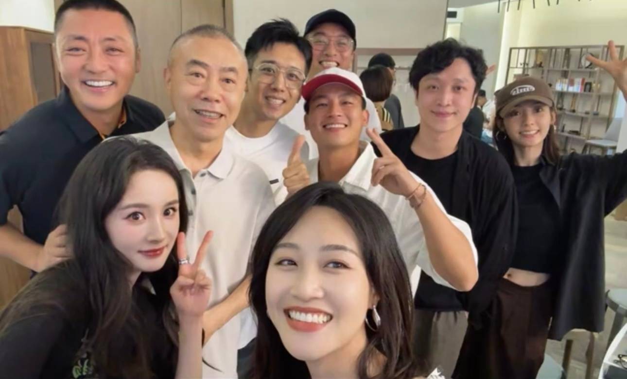 《生万物》庆功宴合照曝光 杨幂比耶俏皮出镜蓝盈盈笑容灿烂