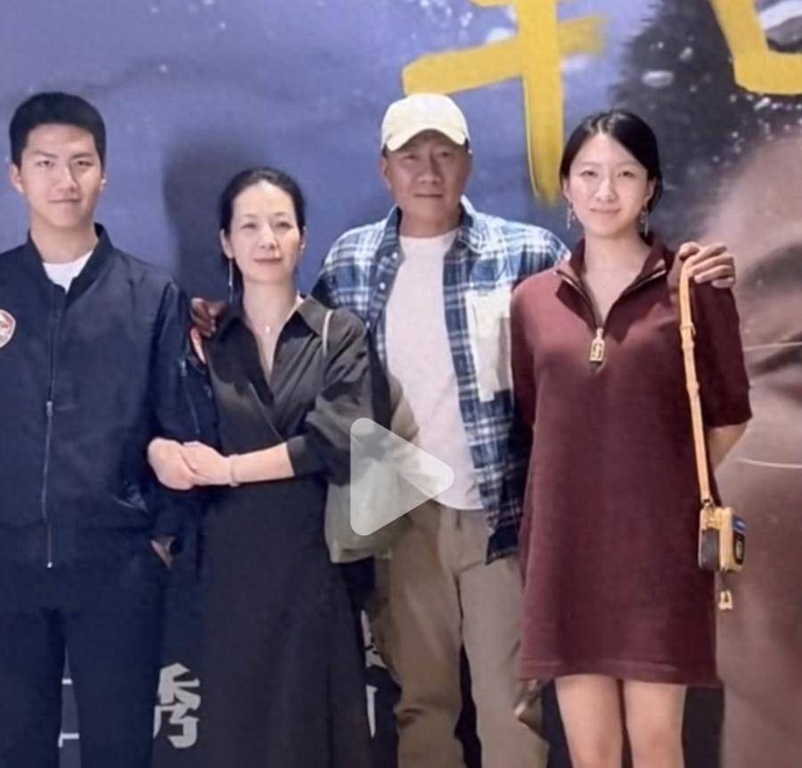 原创            胡军一家四口亮相，24岁女儿像34岁，儿子和他共用一张脸