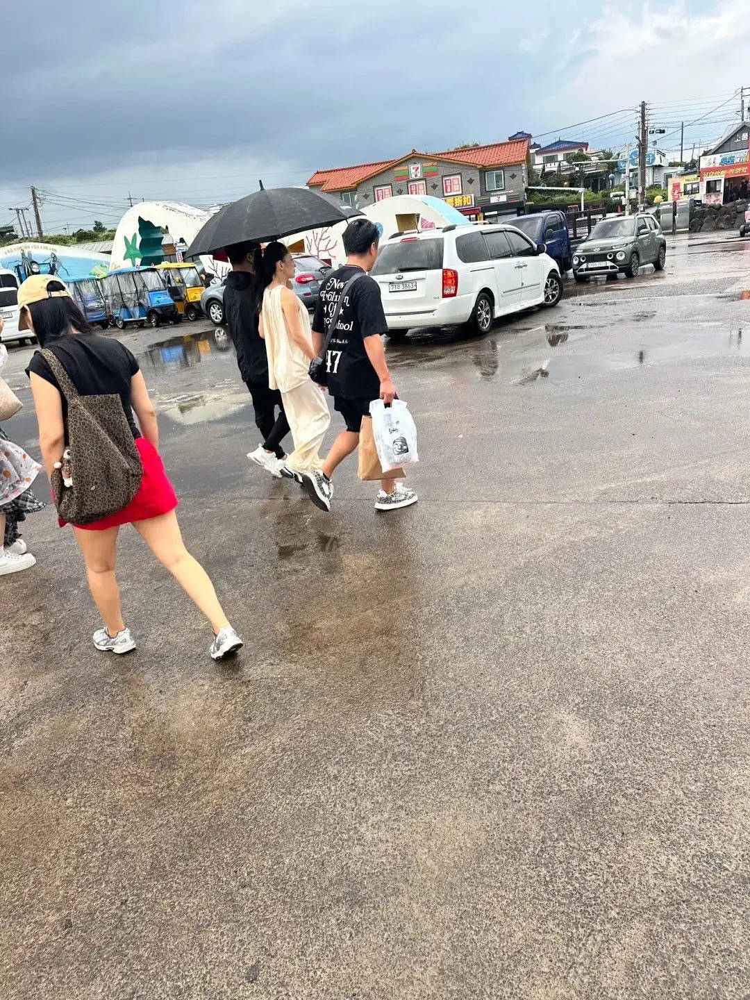 原创            汪峰带森林北韩国度假，给女友撑伞好贴心，终于明白章子怡输在哪