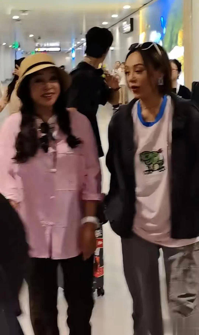 原创            刘晓庆宁静再聚首，昔日师徒深情重现，宁静笑声不断热聊不停歇