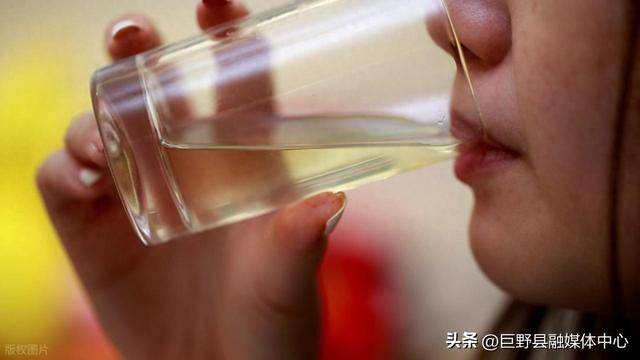 年纪越大，越要控制饮水量？医生告诫：老年人尽量保持这个饮水量