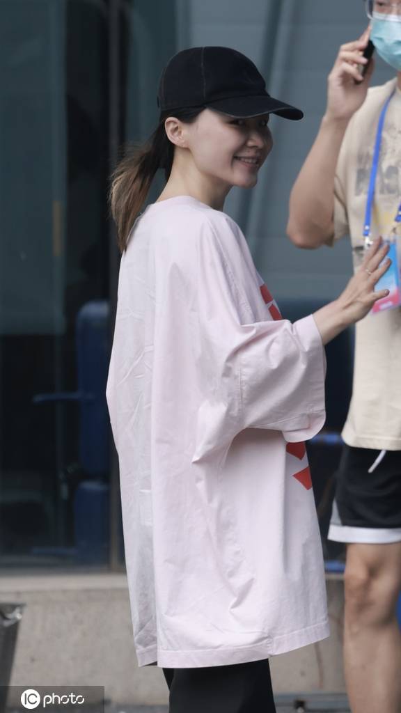 金靖录制《王牌对王牌》 粉色长T恤搭长裤休闲随性