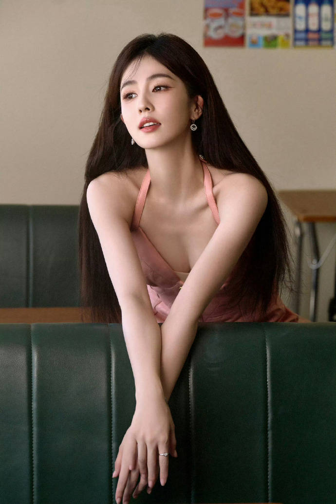 阿鹿这粉装模样，真是春日里的一抹亮色，简直绝美。