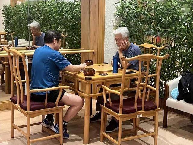 高血压与喝茶有关？医生多次劝告：高血压患者，这6种茶最好少喝