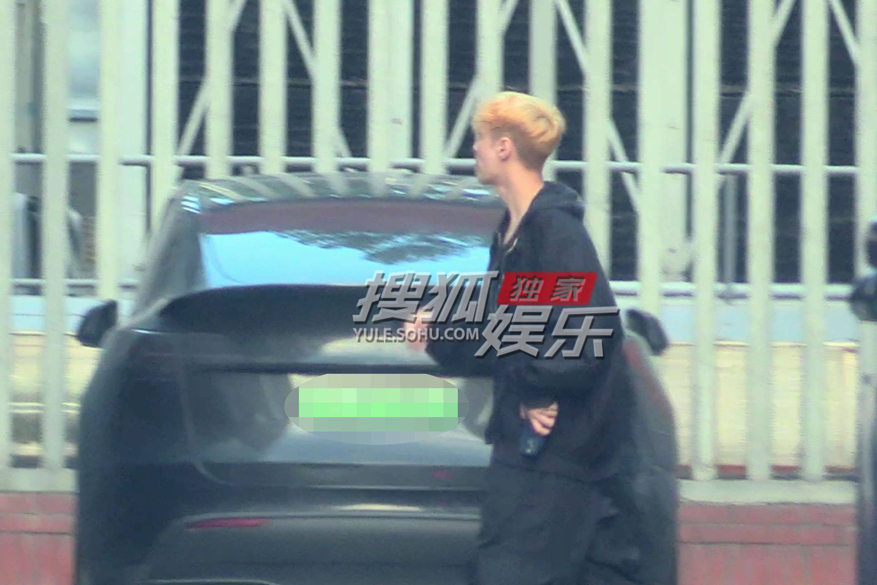 张艺兴前往录音棚忙工作 咬着牙线出门浑身散发着不羁感