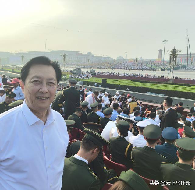 原创            唐国强观礼阅兵不到一天，评论区出现争议一幕，国籍和广告被吐槽