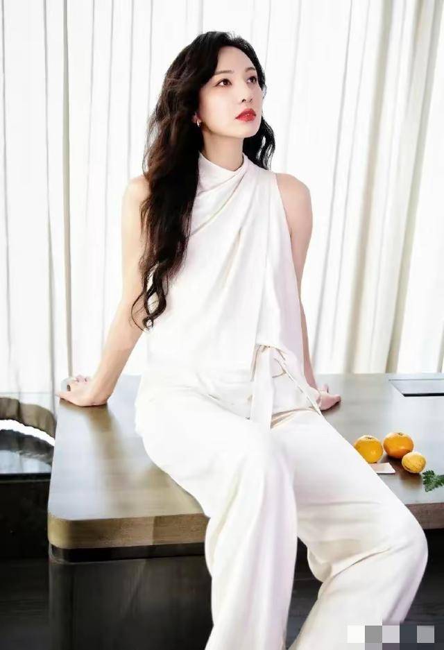 香港知名歌手断崖“衰老”像伍咏薇？定居上海，婚后幸福美满