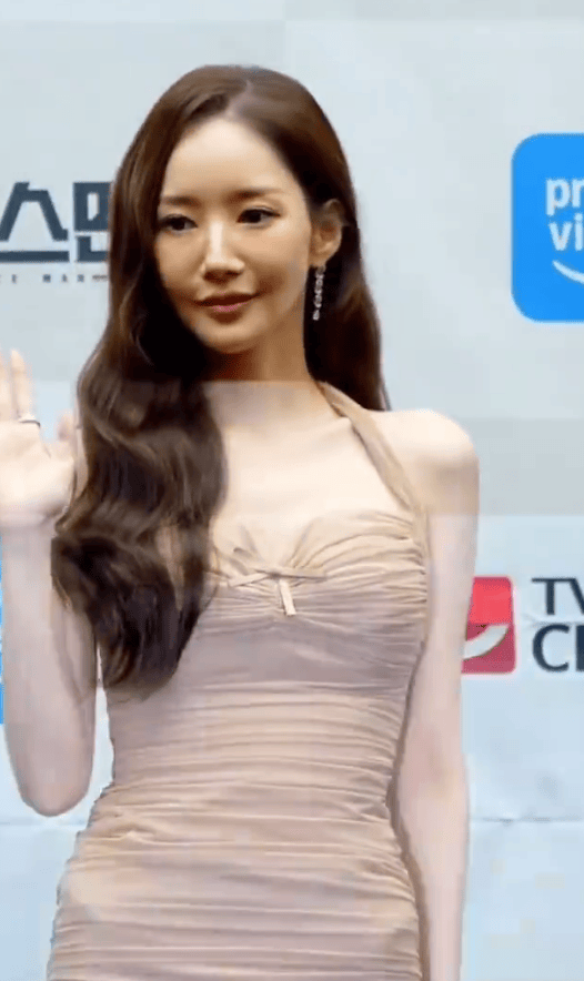 朴敏英近照暴瘦引争议 本人回应：因行程紧凑体重多降了一些