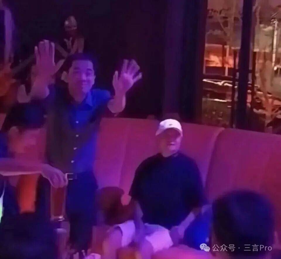 马云现身阿里园区酒吧