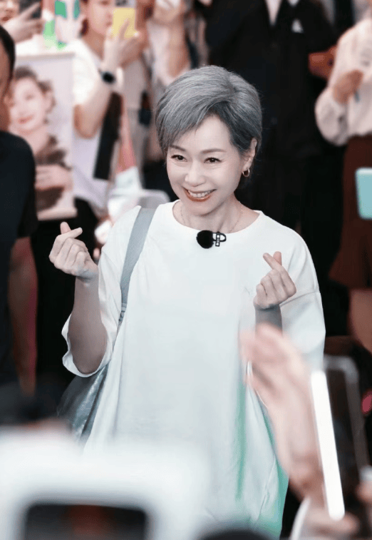 连云港偶遇叶童！62岁仍有满满少年感，气场全开碾压同行女星