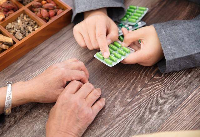 高血压必须按时吃药吗？哪种情况可以不吃药？专家说清了！