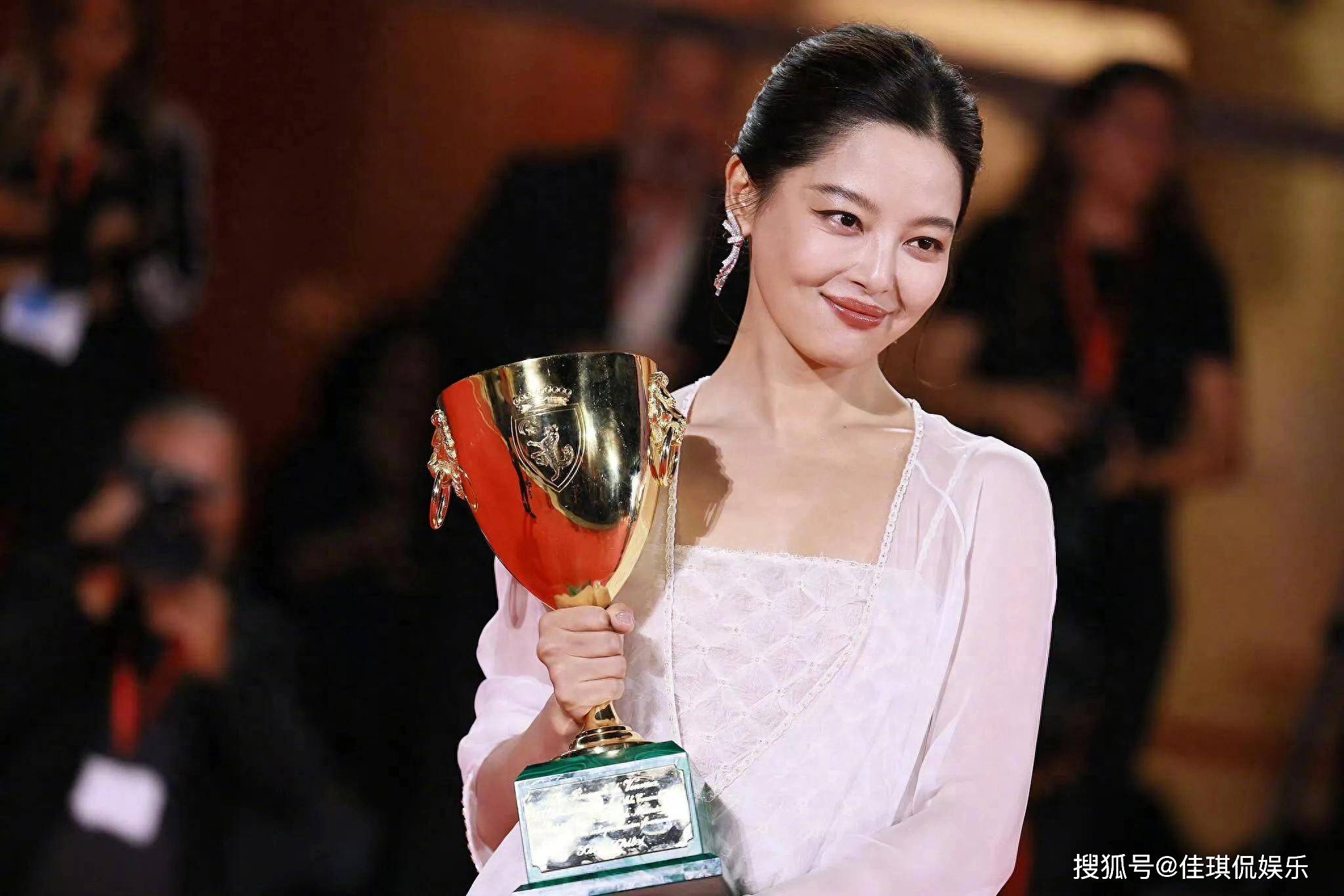 赵涛给辛芷蕾颁奖，眼里都是欣赏，冯绍峰与她拥抱，张颂文在鼓掌