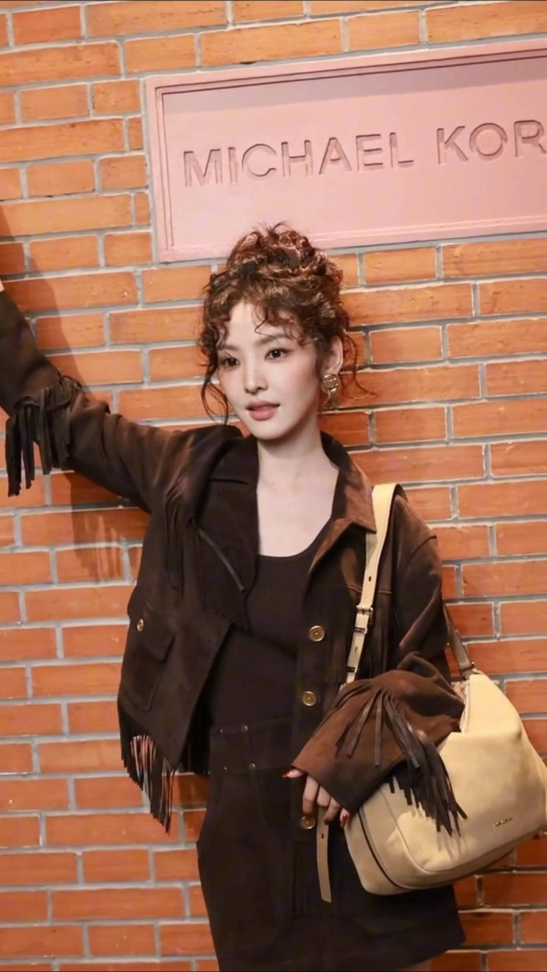 章若楠穿复古风流苏外套 搭配蛋卷头造型俏皮时尚