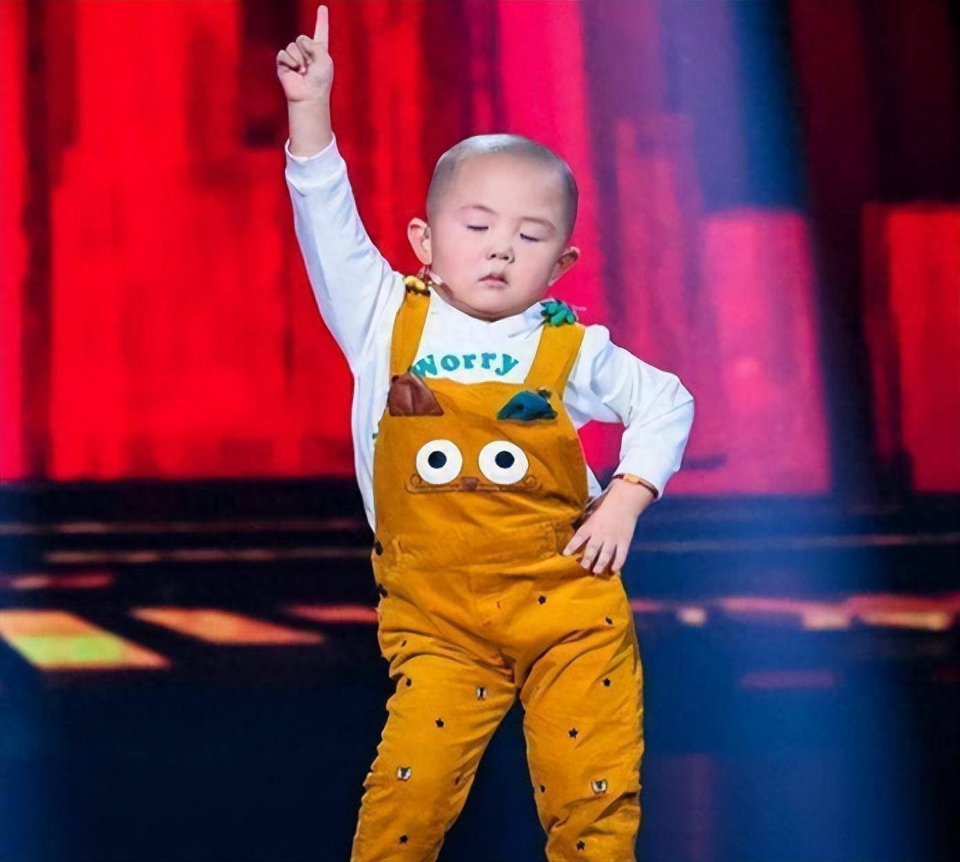 原创            3岁上央视，5岁上春晚的男孩张峻豪，如今独来独往，还厌学？