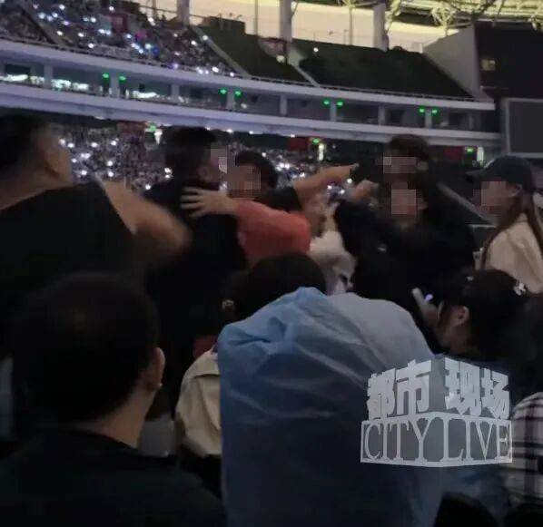 五月天演唱会突发状况，内场观众爆发激烈冲突！网友吵翻