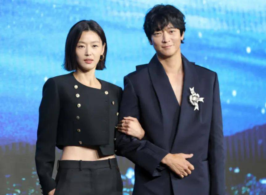 原创            43岁全智贤不服老！减肥健身练出腹肌，撞脸周冬雨生图更显憔悴